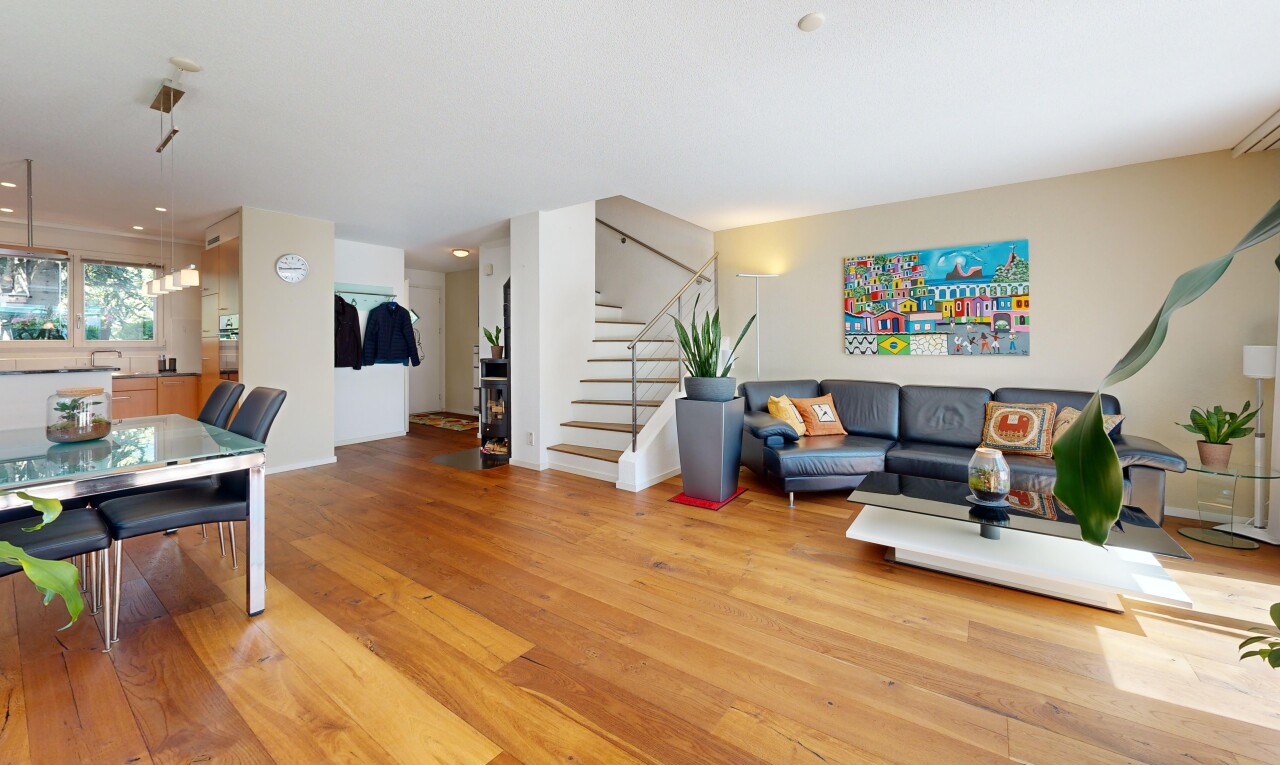 wohn- / esszimmer mit treppen, wood finish floor, holzfußboden, drywall, und gipskartonwand