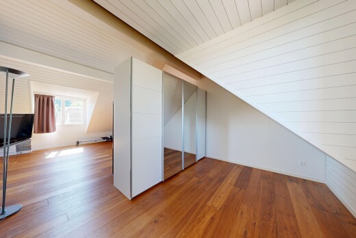 leerer raum mit kleiderschrank, holzfußboden, wood finish floor, fernseher, und zusätzliches zimmer