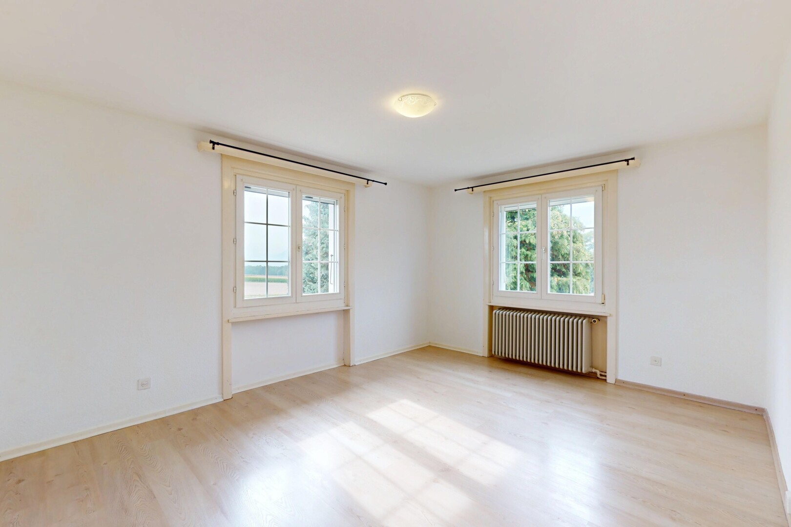 pièce vide avec natural light, lumière naturelle, drywall, cloison sèche, et radiateur