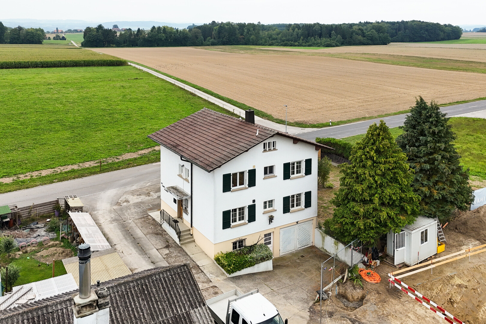 façade avec bardage en stuc, vue rurale, rural view, property visible, et vue sur le verger/agriculture