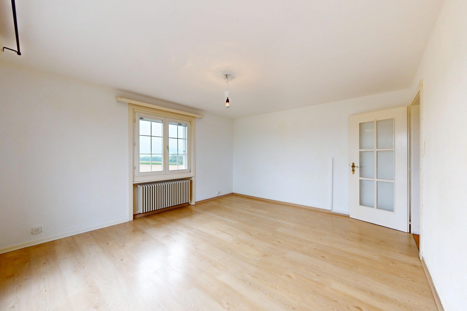 pièce vide avec natural light, lumière naturelle, inside property, drywall, et cloison sèche