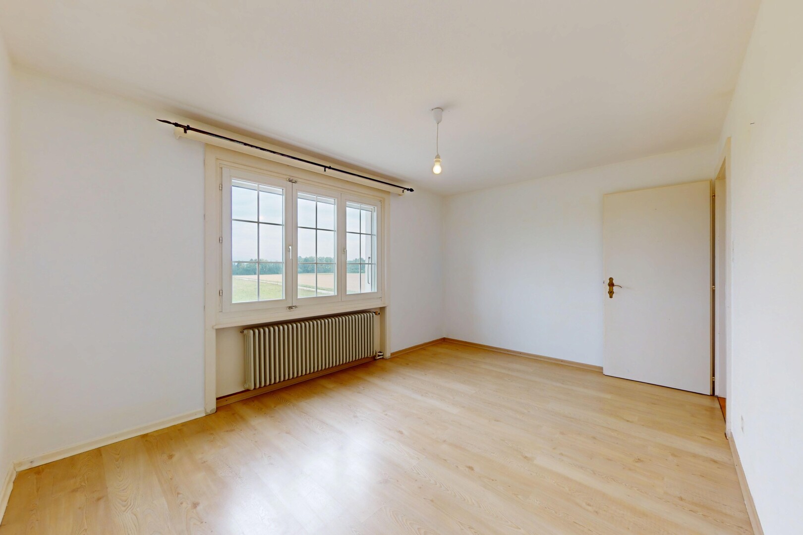 pièce vide avec natural light, lumière naturelle, radiateur, inside property, et drywall
