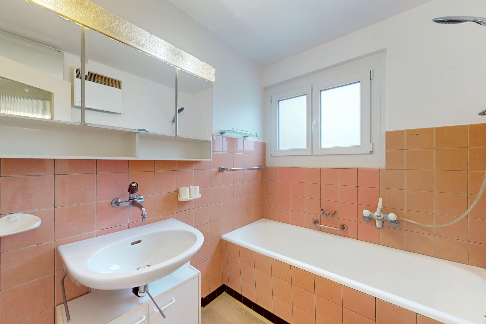 salle de bains avec salle de bain complète, mur en carrelage, tile wall, miroir, et bain
