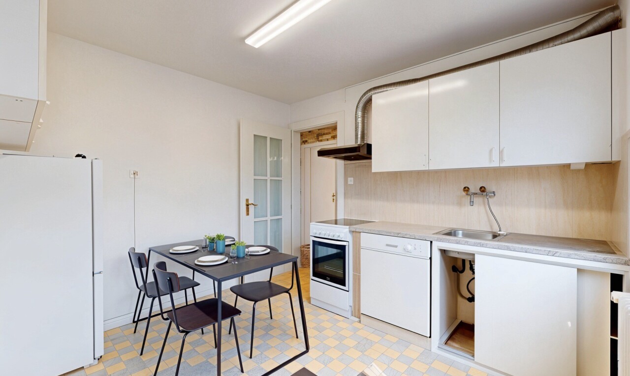 cuisine avec réfrigérateur, armoires blanches, plans de travail, cuisinière, et vinyl floor