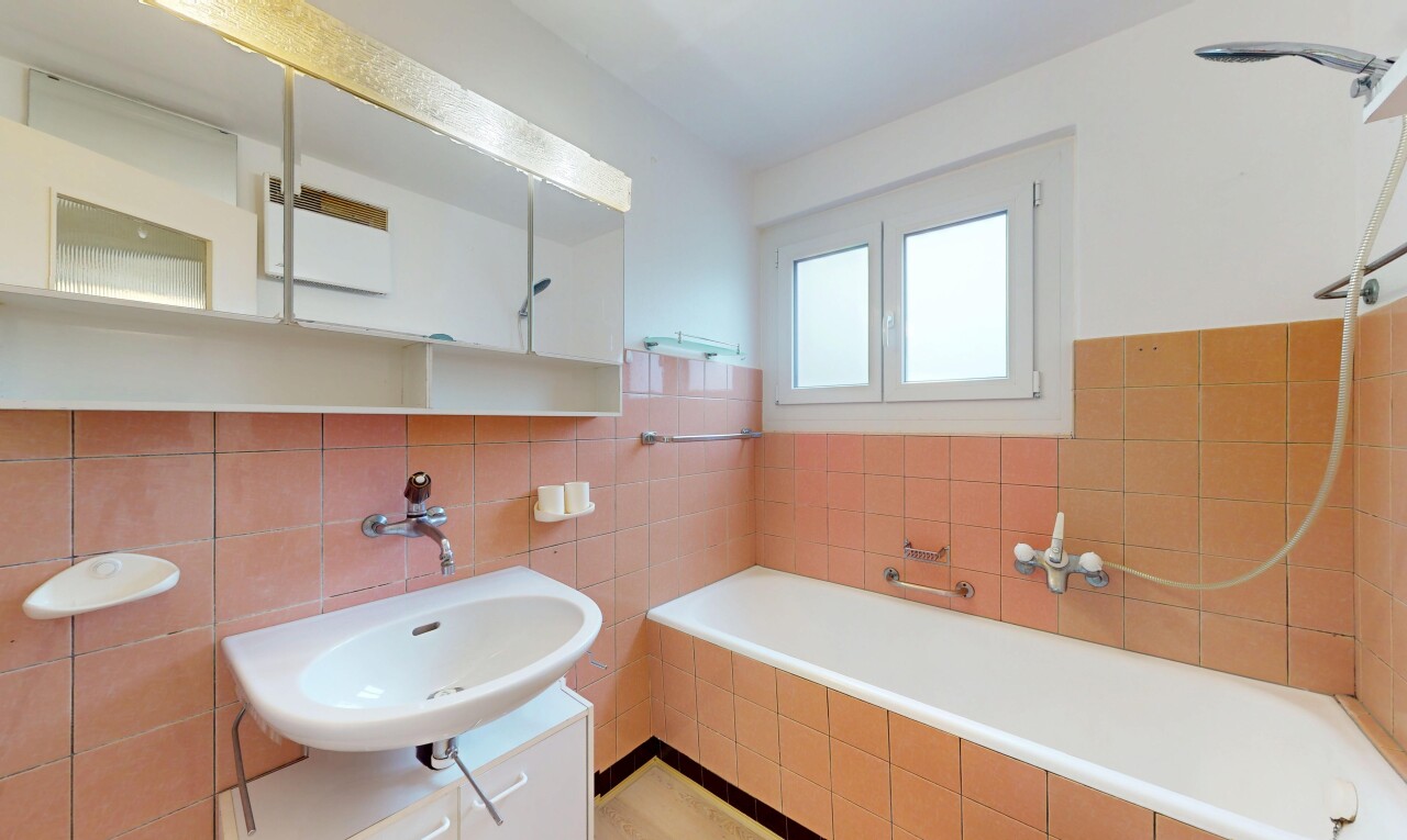 salle de bains avec salle de bain complète, mur en carrelage, tile wall, miroir, et bain