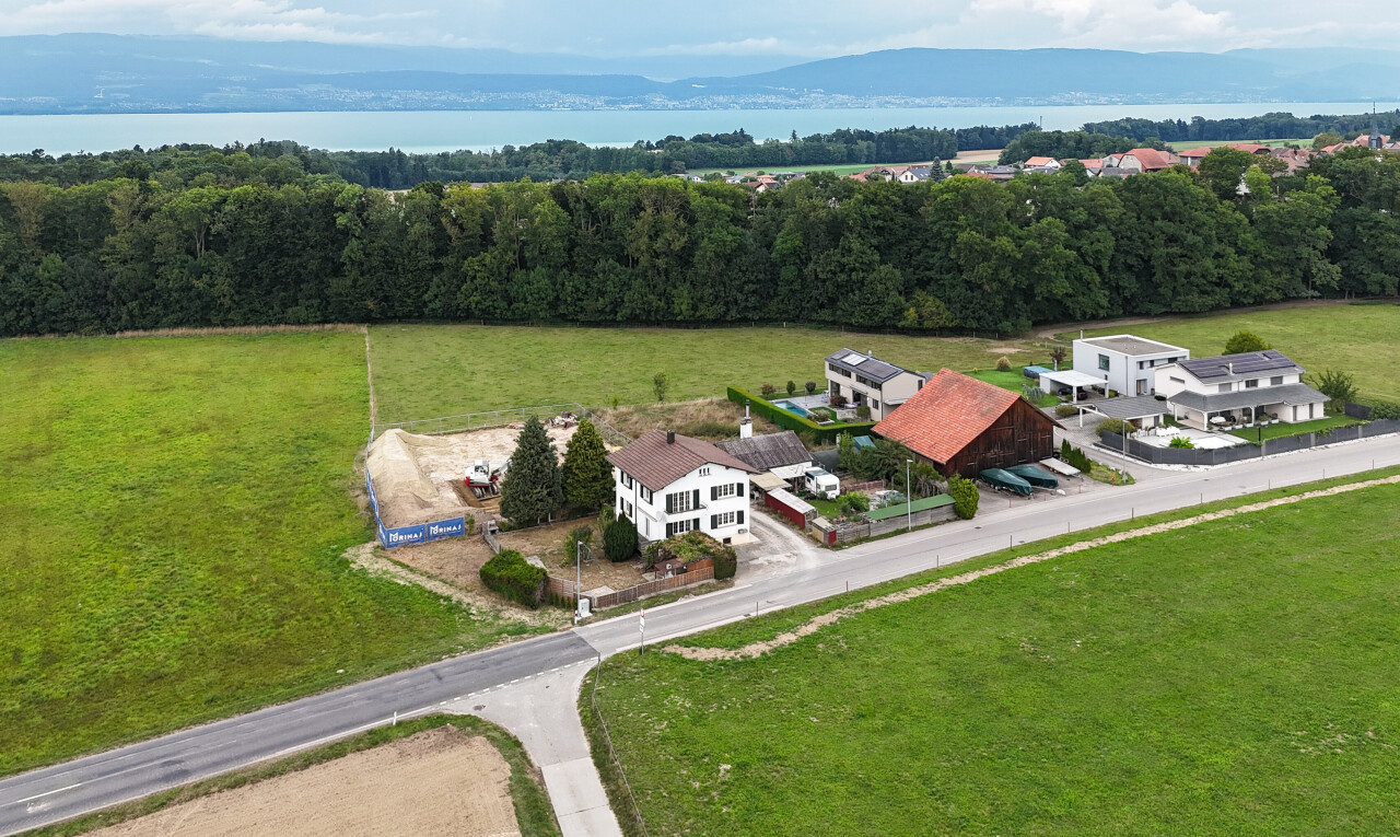 façade avec day time, vue sur l'eau, water view, et aerial view