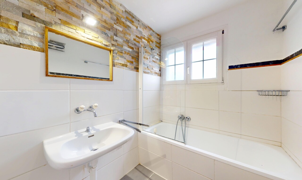 salle de bains avec mur en carrelage, tile wall, miroir, salle de bain complète, et inside property