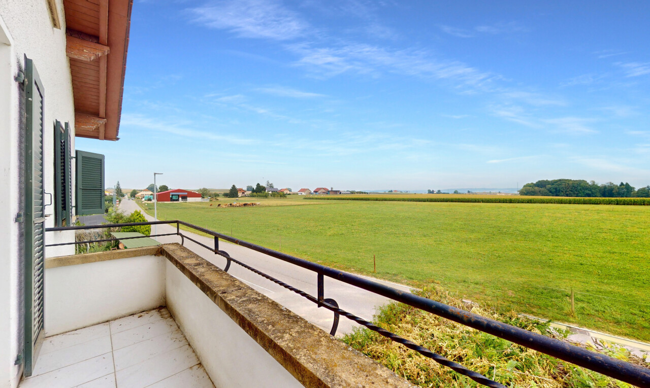 balcon avec rural view, vue rurale, day time, balcon, et pasture view