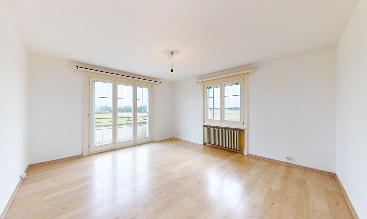 pièce vide avec lumière naturelle, natural light, cloison sèche, drywall, et radiateur