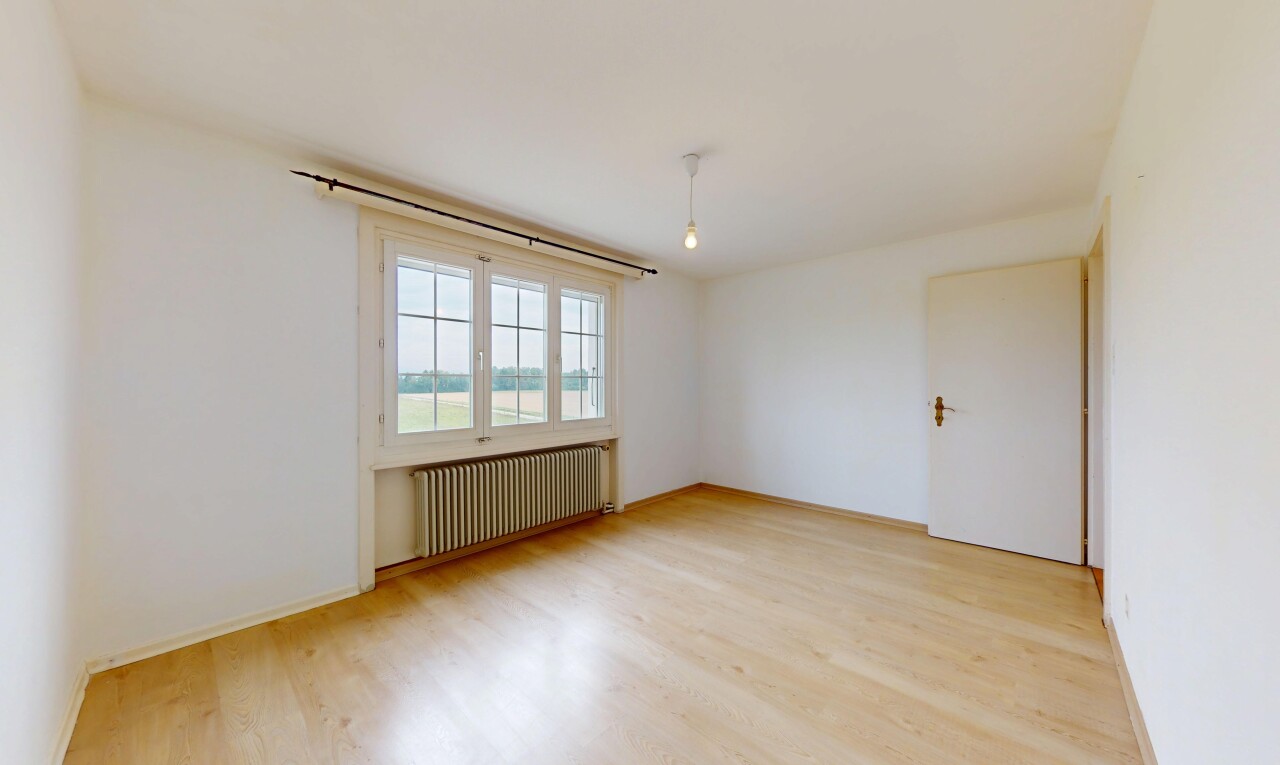 pièce vide avec natural light, lumière naturelle, radiateur, inside property, et drywall