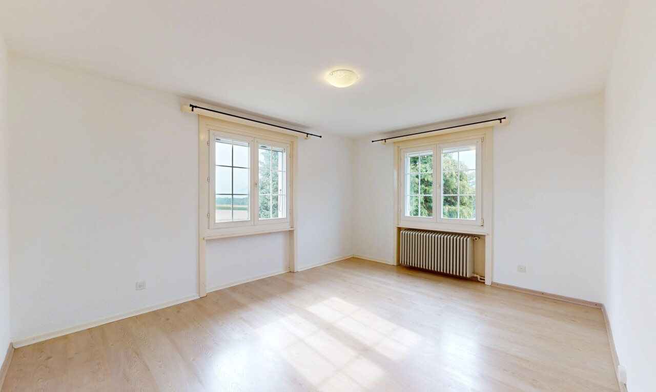 pièce vide avec natural light, lumière naturelle, drywall, cloison sèche, et radiateur