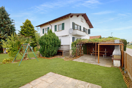 außenansicht mit property visible, stuckverkleidung, terrasse, day time, und rasen