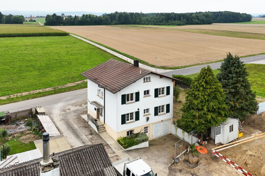 façade avec bardage en stuc, vue rurale, rural view, property visible, et vue sur le verger/agriculture