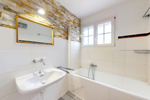 salle de bains avec mur en carrelage, tile wall, miroir, salle de bain complète, et inside property
