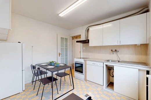 cuisine avec réfrigérateur, armoires blanches, plans de travail, cuisinière, et vinyl floor