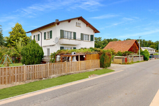 außenansicht mit zaun, day time, property visible, und stuckverkleidung