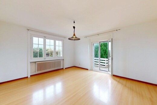 leerer raum mit natural light, natürliches licht, kühler, baseboards wall, und sockelleisten