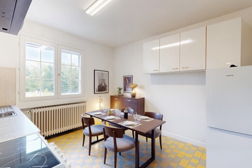 salle à manger avec radiateur, drywall, cloison sèche, inside property, et natural light