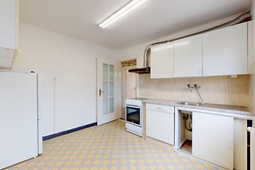 küche mit kühlschrank, arbeitsplatten, weiße schränke, inside property, und geschirrspülmaschine
