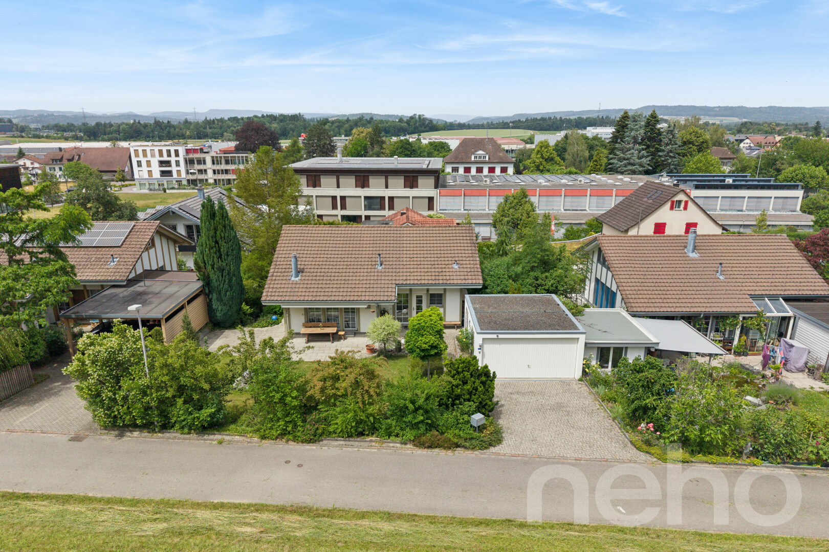 außenansicht mit auffahrt, garage angeschlossen, day time, ziegeldach, und property visible