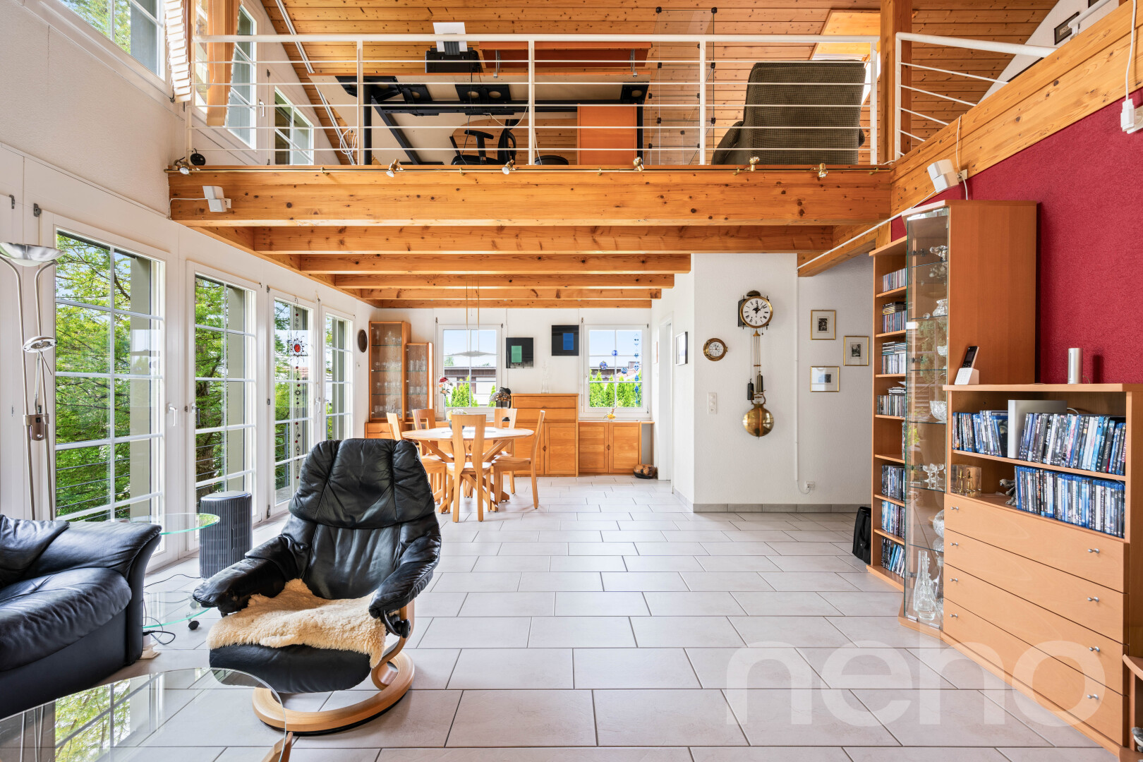 wohn- / esszimmer mit natürliches licht, natural light, hohe decke, high ceiling, und inside property