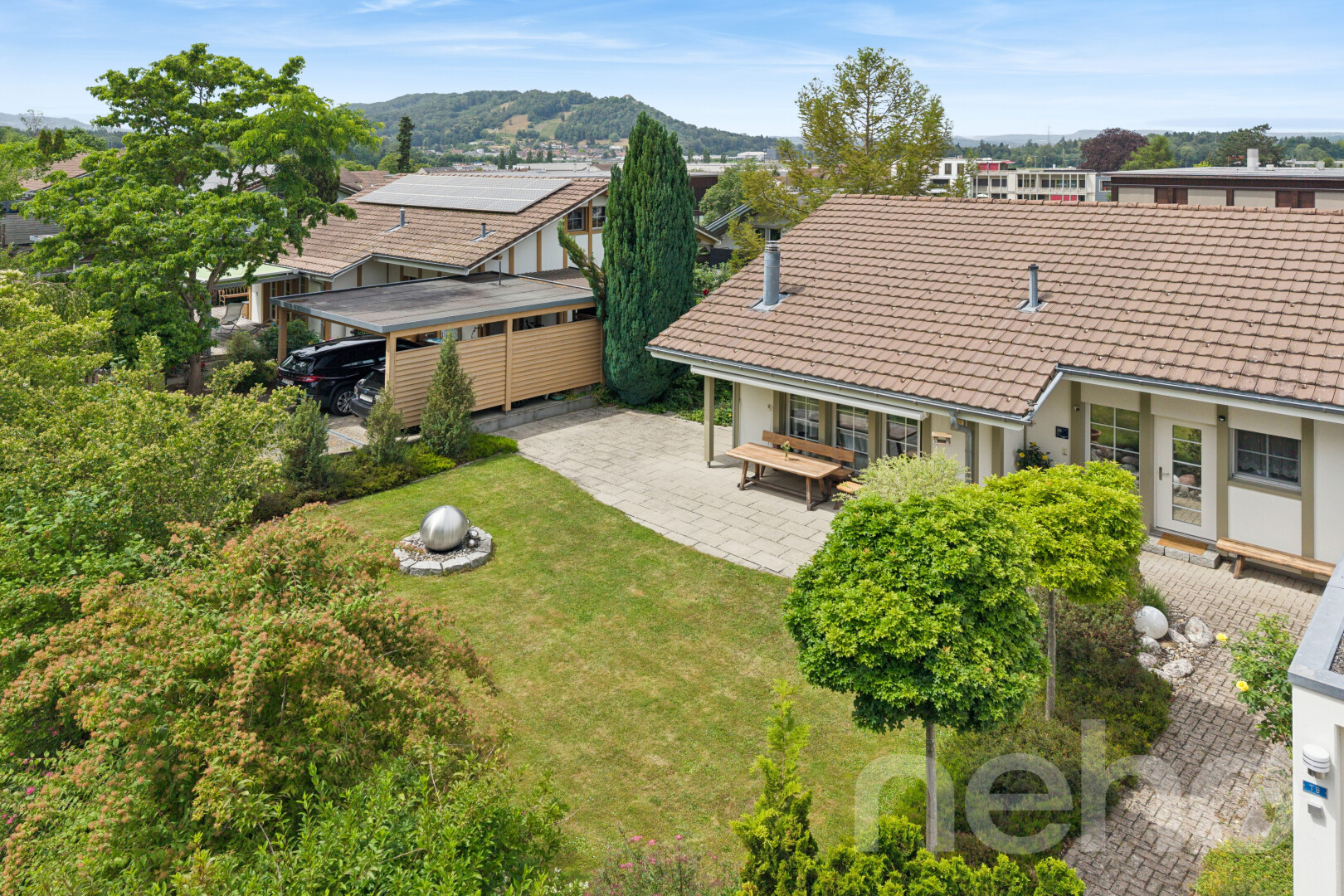 außenansicht mit drone view, rasen, day time, mountain view, und blick auf die berge