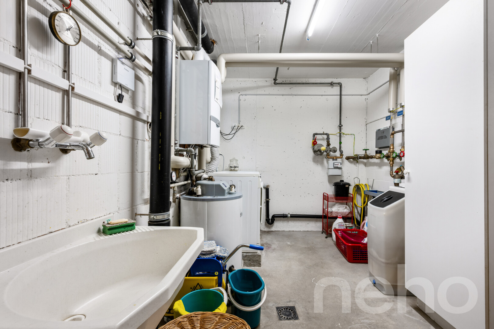 wäschekammer mit waschbecken, betonboden, concrete floor, inside property, und unfinished concrete floor