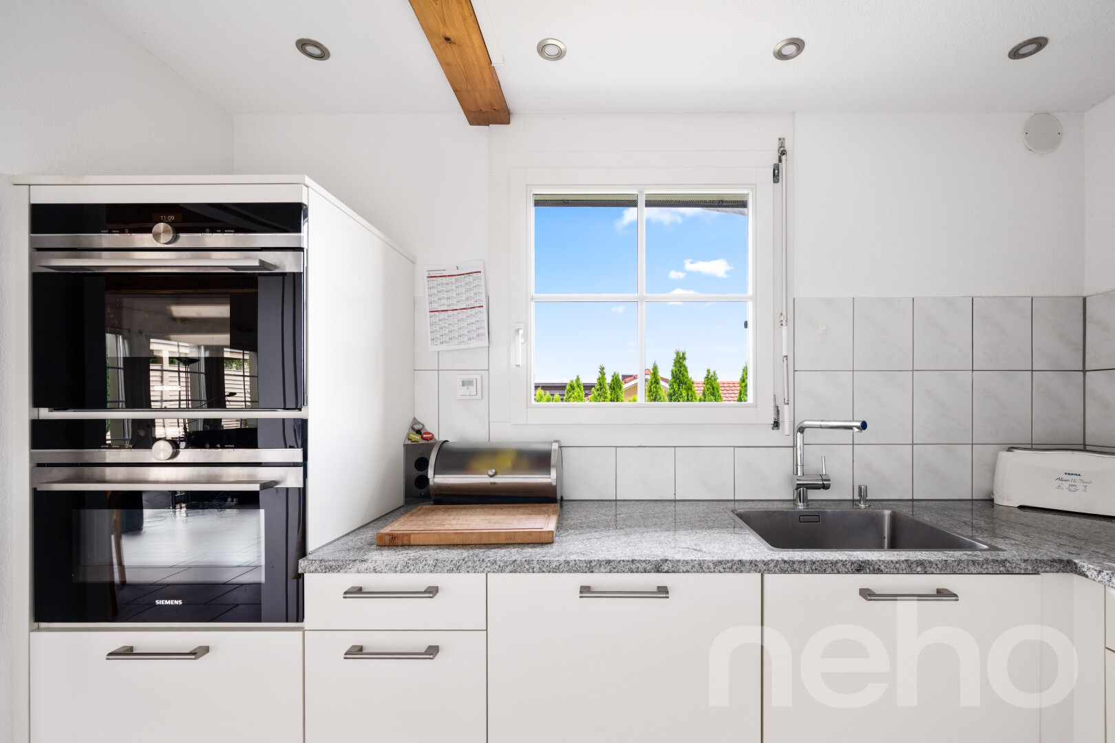 küche mit doppel backofen, weiße schränke, white cabinets, waschbecken, und day time