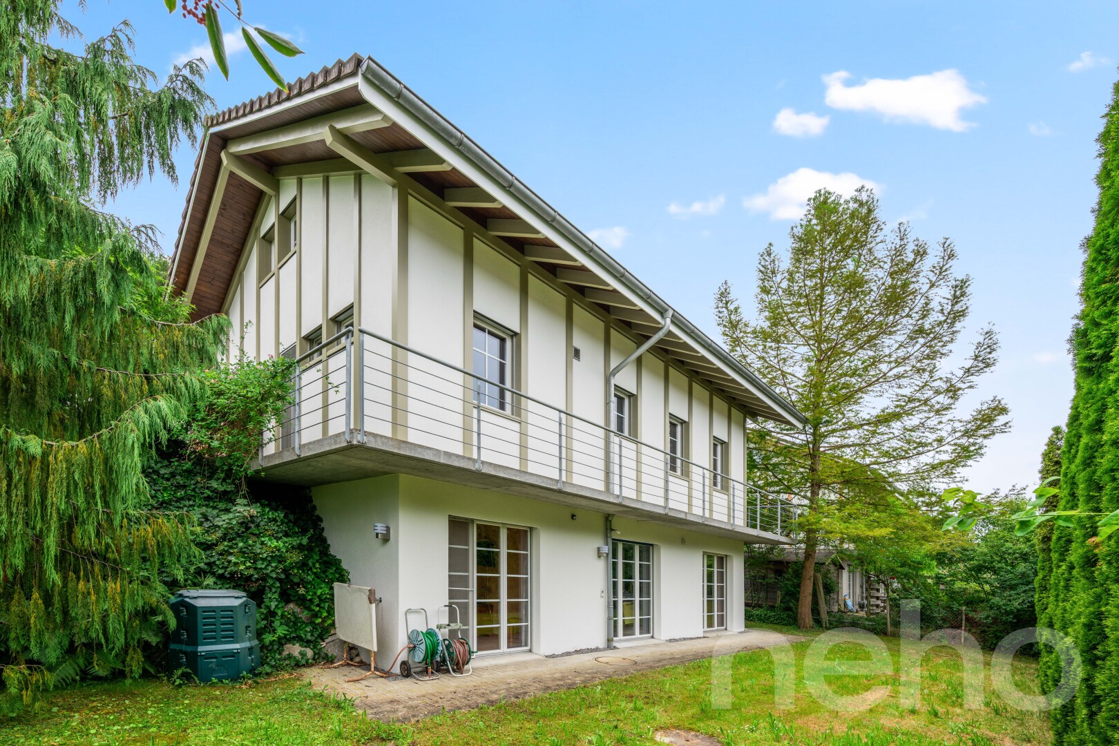 außenansicht mit stuckverkleidung, balkon, rasen, property visible, und day time