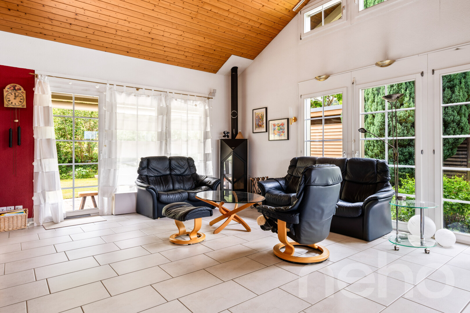 wohnzimmer mit hohe decke, high ceiling, inside property, holzdecke, und wood ceiling