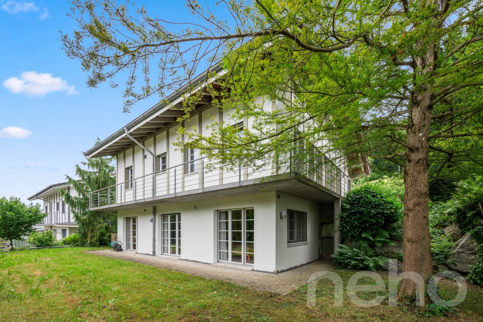außenansicht mit stuckverkleidung, balkon, rasen, property visible, und day time