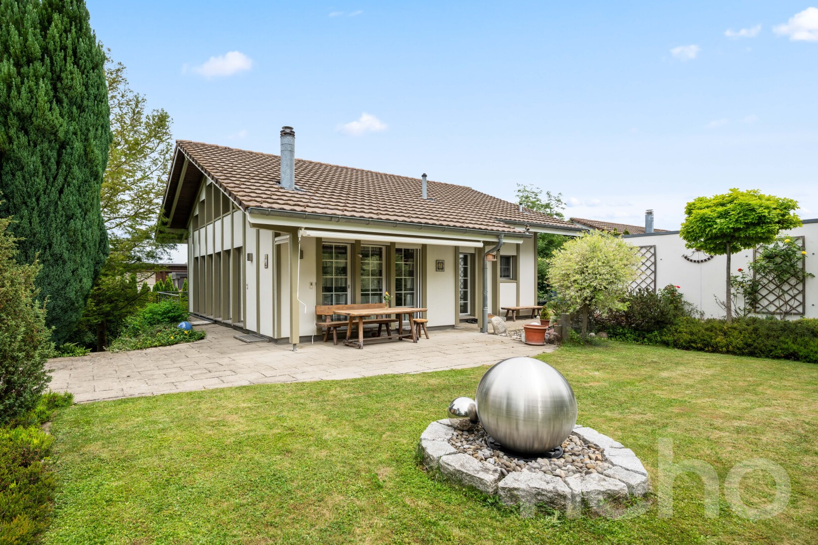 außenansicht mit from property, rasen, terrasse, day time, und zaun