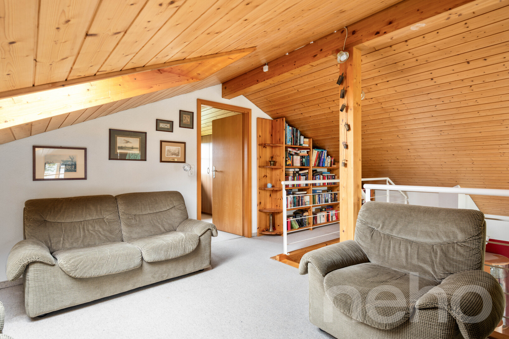 wohnzimmer mit zusätzliches zimmer, kathedralendecke, cathedral ceiling, dachschräge, und vaulted ceiling