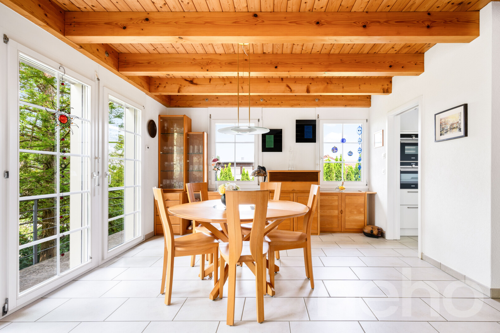 esszimmer mit inside property, gipskartonwand, drywall, fliesenboden, und tile floor