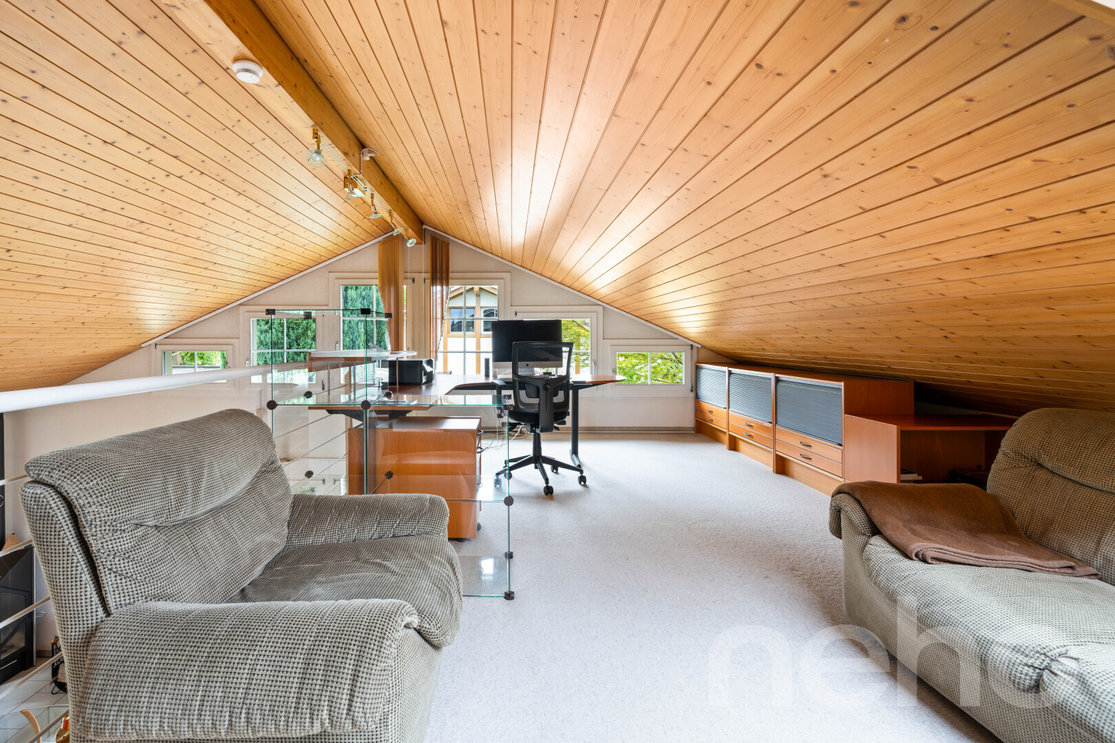 büro mit zusätzliches zimmer, dachschräge, vaulted ceiling, holzdecke, und wood ceiling