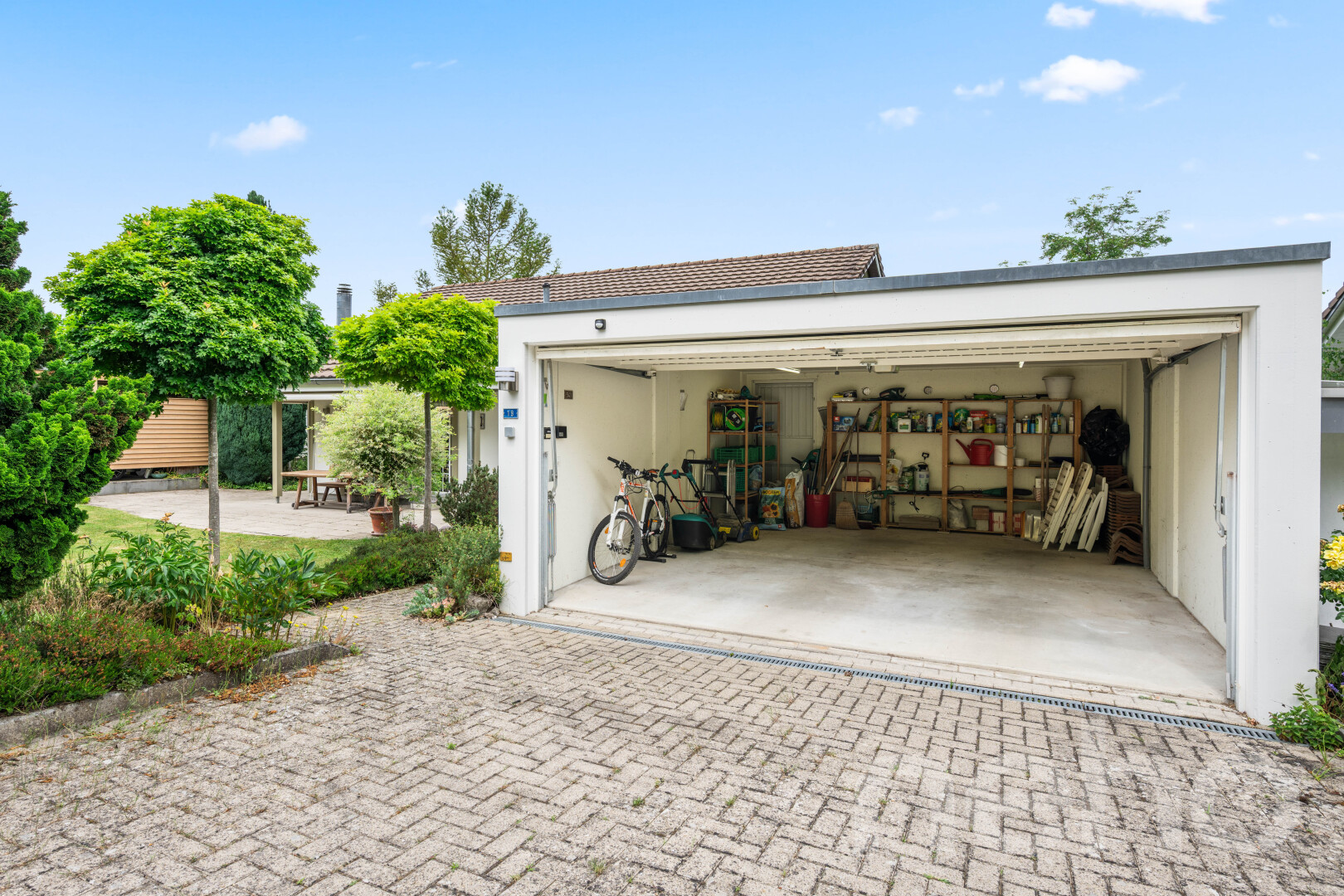 terrasse mit garage, day time, auffahrt, und property visible