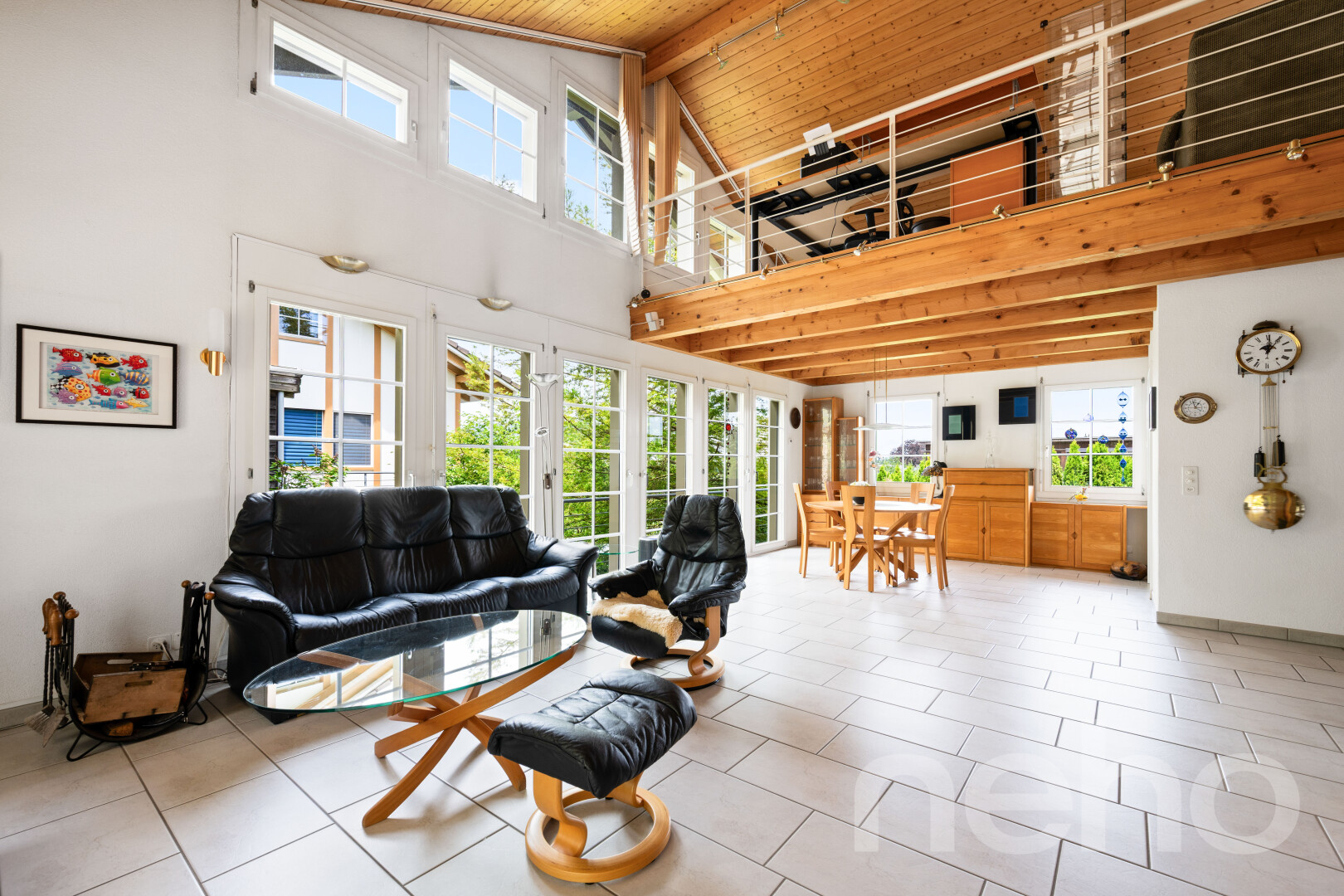 wohn- / esszimmer mit gipskartonwand, drywall, day time, inside property, und holzdecke