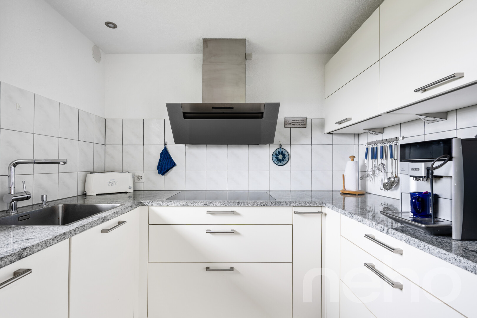 küche mit dunstabzugshaube, weiße schränke, white cabinets, stein arbeitsplatten, und stone countertops