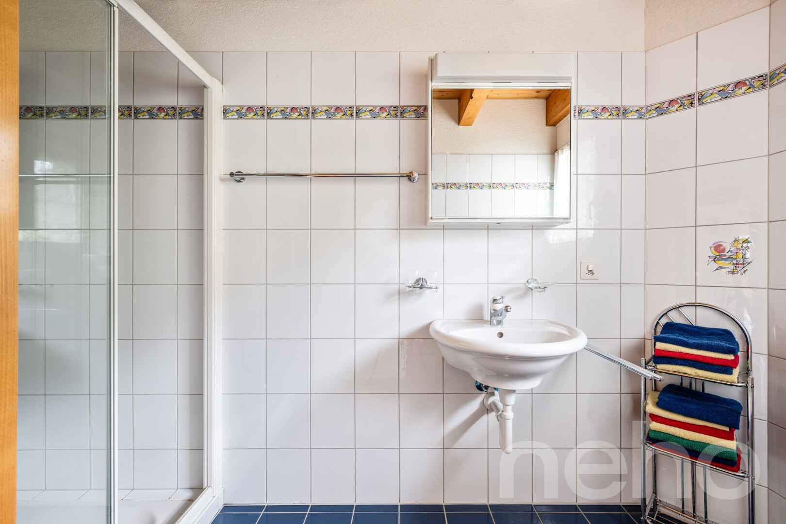 bad mit dusche, spiegel, komplettes badezimmer, waschbecken, und fliesenwand