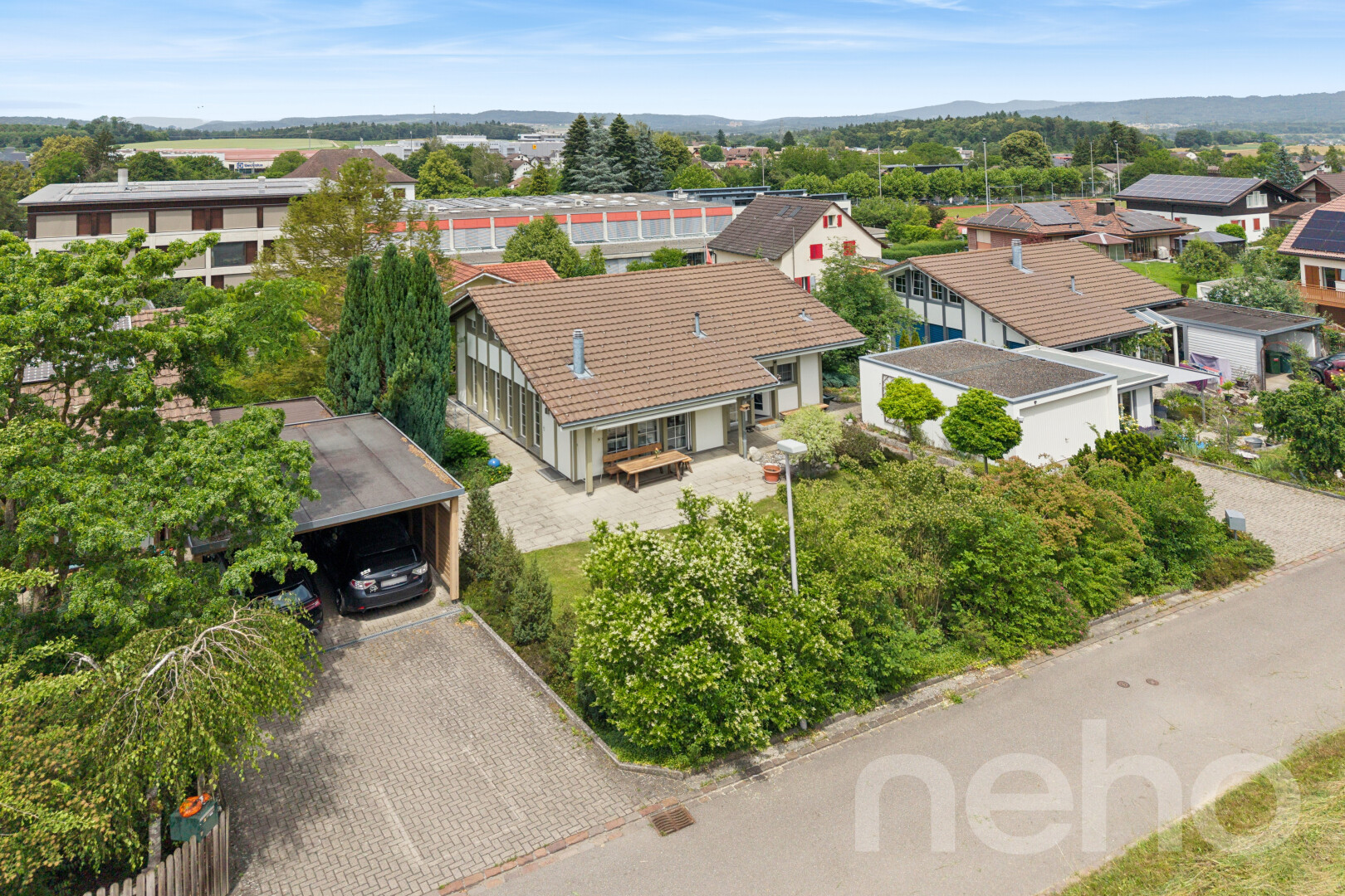 außenansicht mit day time, auffahrt, drone view, residential view, und wohngebietblick