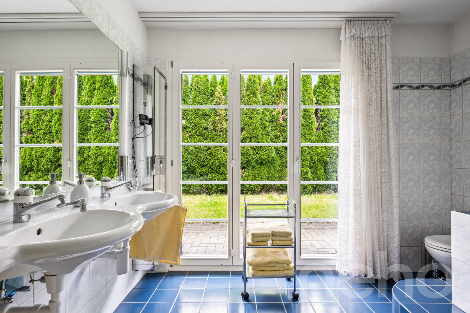 bad mit fliesenboden, tile floor, komplettes badezimmer, toilette, und dark floor