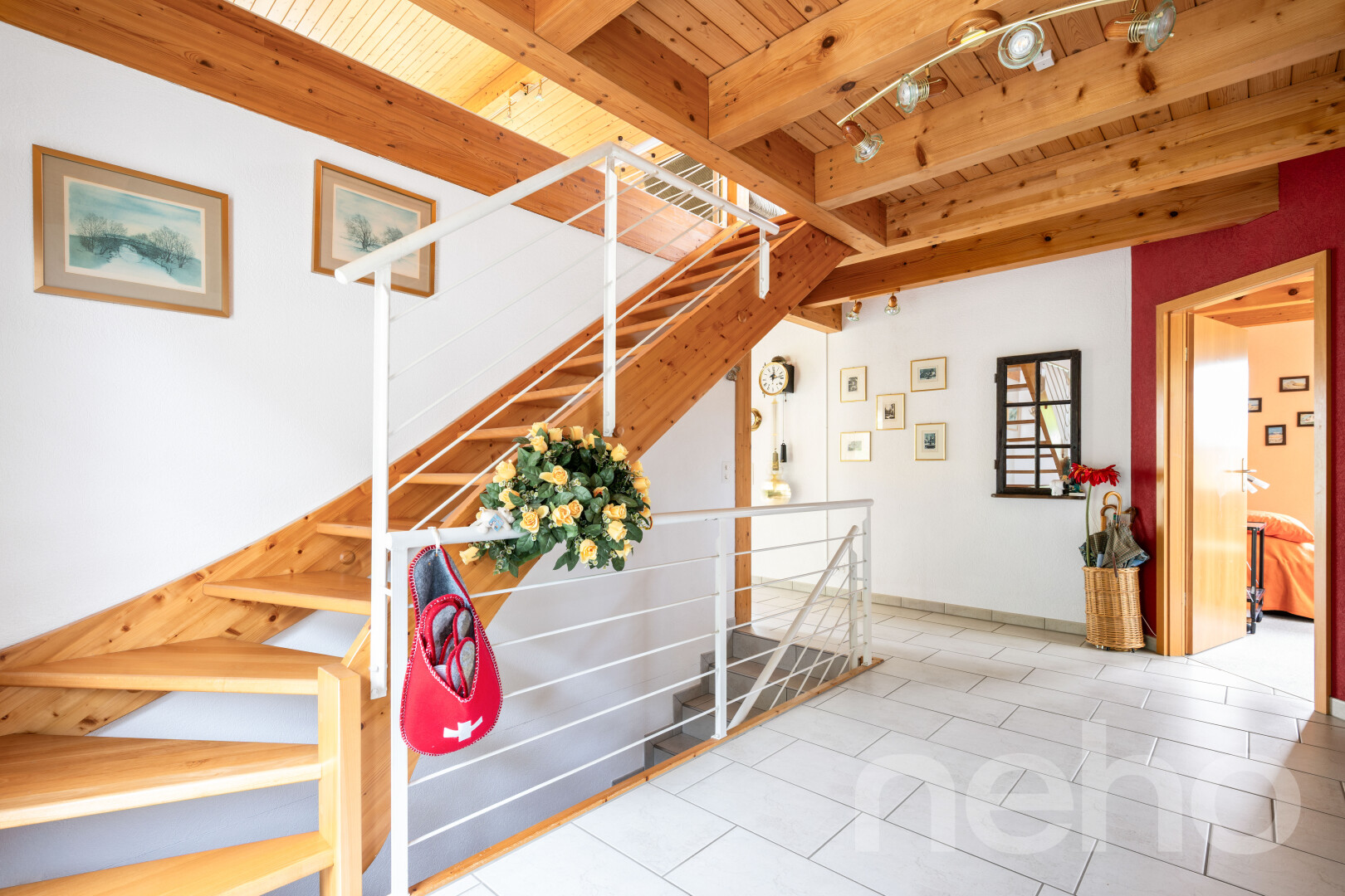 treppe mit balkendecke, beamed ceiling, holzdecke, wood ceiling, und gipskartonwand