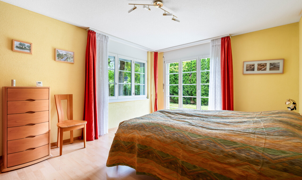 zimmer / schlafzimmer mit holzfußboden, wood finish floor, natürliches licht, natural light, und gipskartonwand