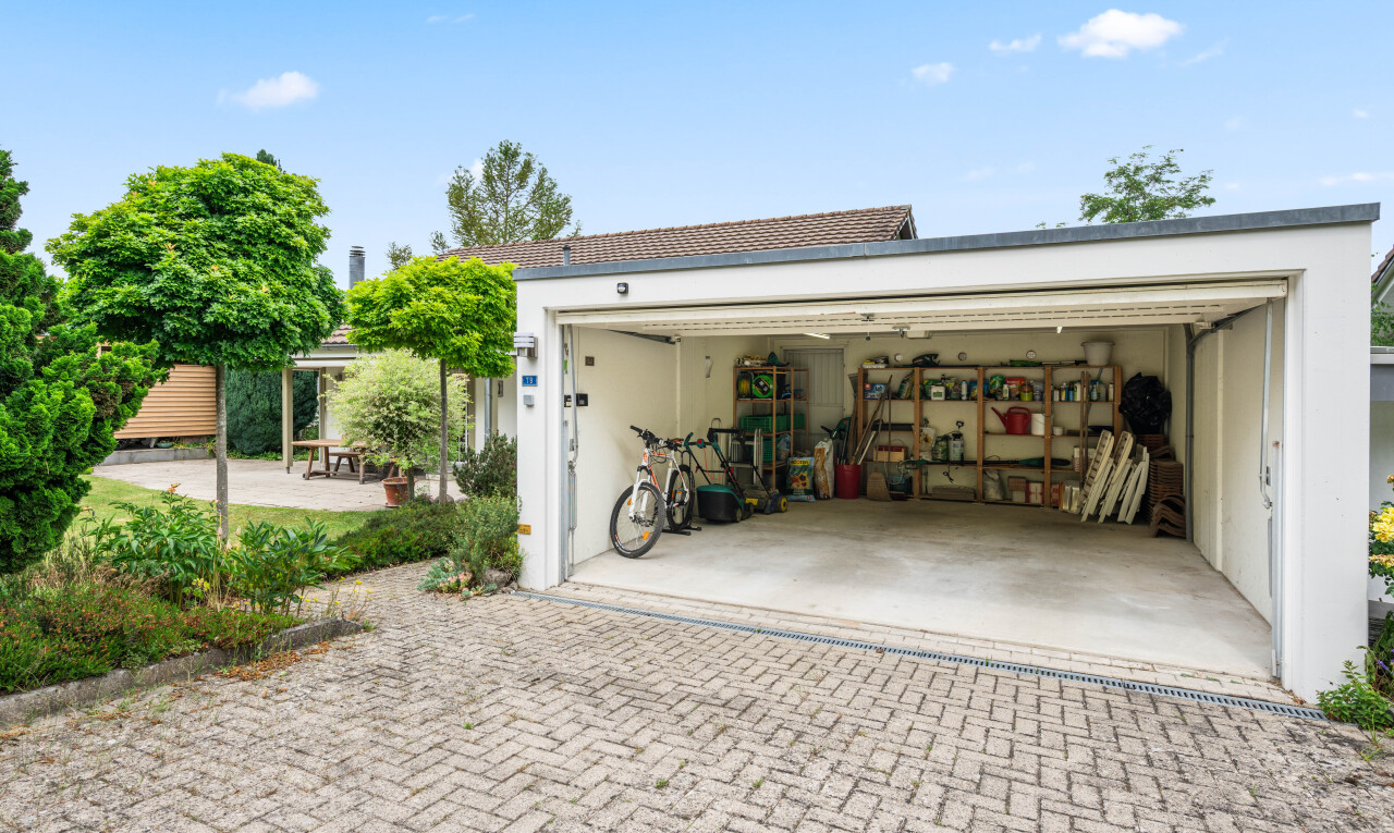 terrasse avec garage, day time, allée, et property visible
