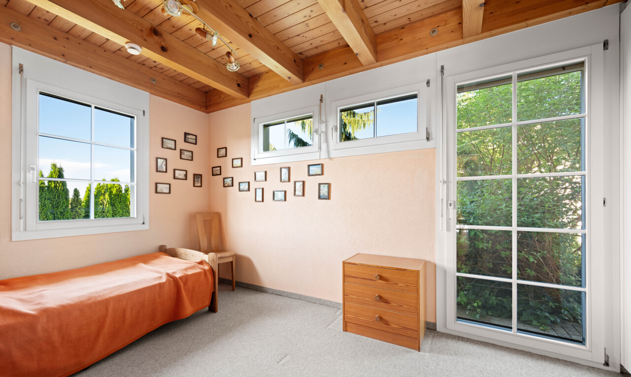 chambre avec day time, plafond à poutres, beamed ceiling, plafond en bois, et wood ceiling