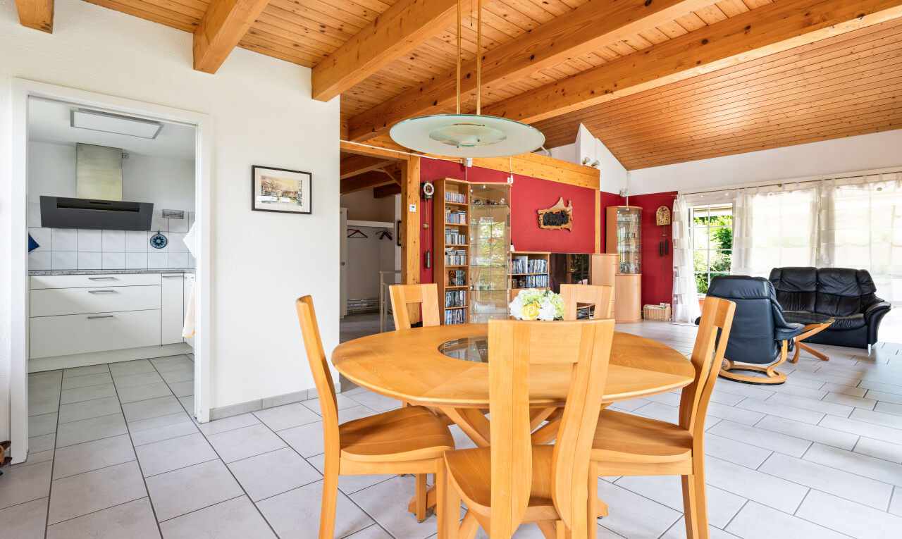 esszimmer mit inside property, balkendecke, beamed ceiling, gipskartonwand, und drywall