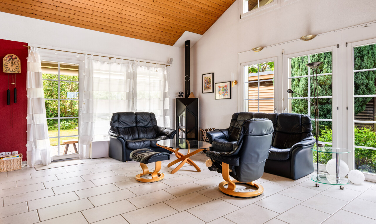 salon avec plafond haut, high ceiling, inside property, plafond en bois, et wood ceiling
