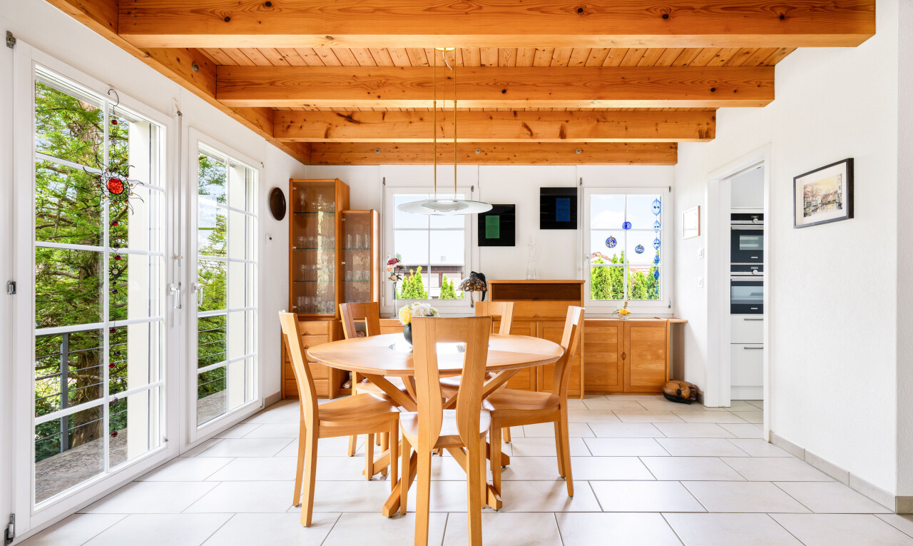 esszimmer mit inside property, gipskartonwand, drywall, fliesenboden, und tile floor