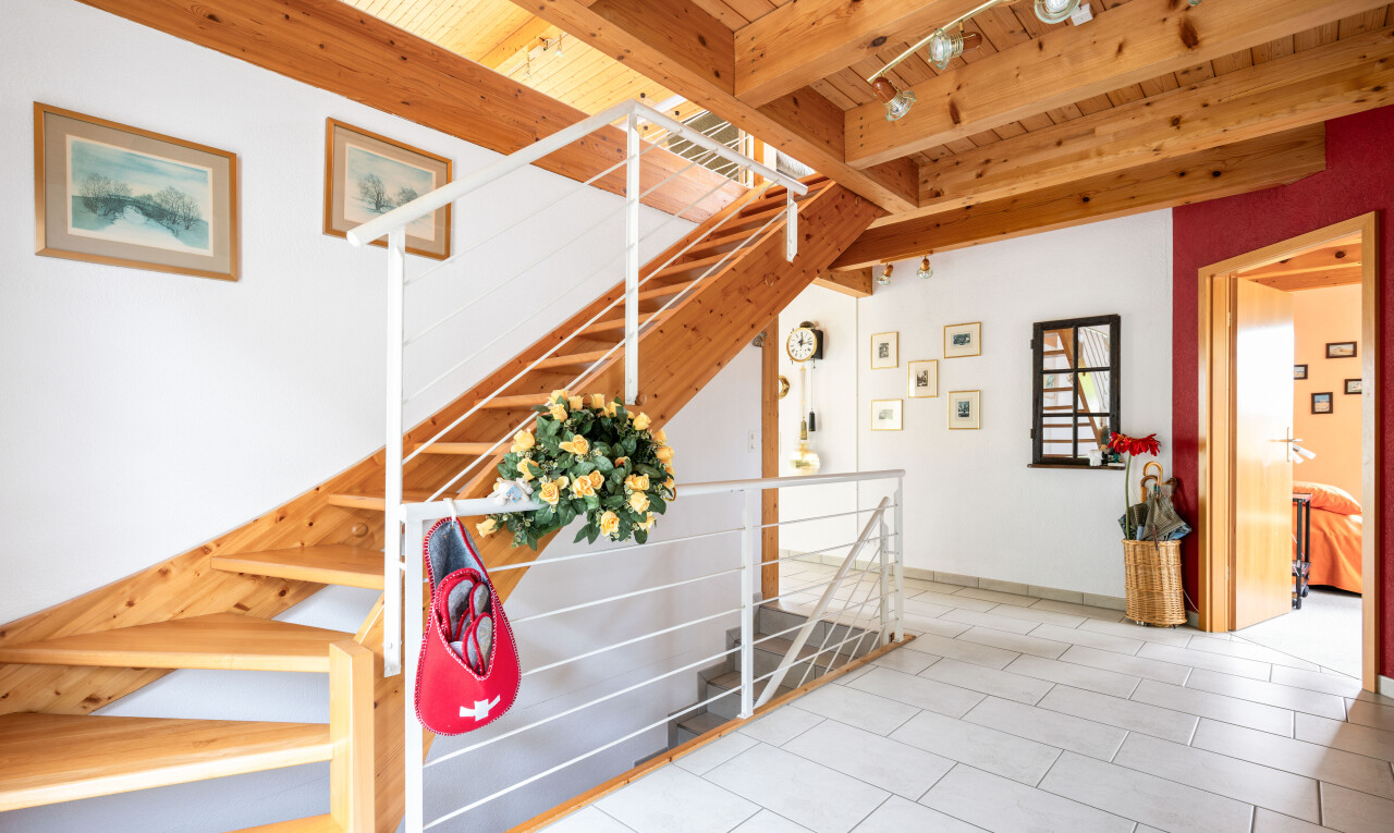 escaliers avec plafond à poutres, beamed ceiling, plafond en bois, wood ceiling, et cloison sèche