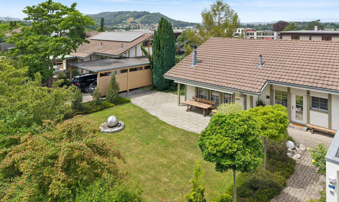 façade avec drone view, pelouse, day time, mountain view, et vue sur la montagne